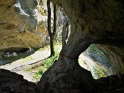 36 Raffaele scende nella grotta aiutandosi con il cordino rosso predisposto